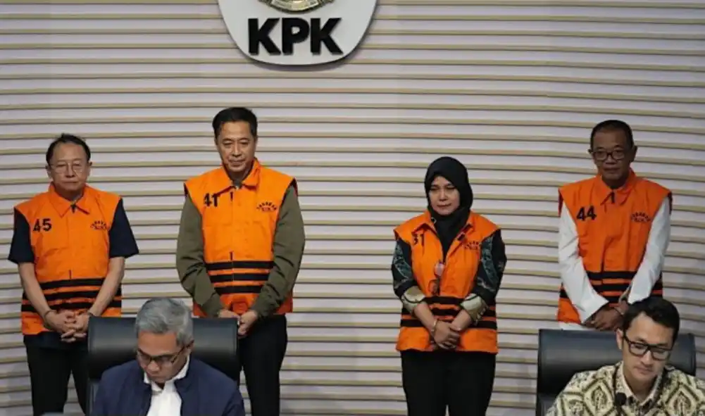 Empat tersangka pejabat Kemnaker kasus pemerasan pengurusan izin TKA saat konfrensi pers di KPK, Kamis (17/7/2025)