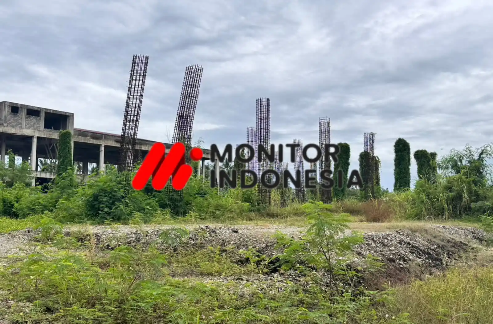 Kerangka besi yang disebut “masih kuat lima tahun” oleh Kadinkes Malut, kini menunggu kepastian audit dan dana lanjutan (Foto: MI/Jainal)