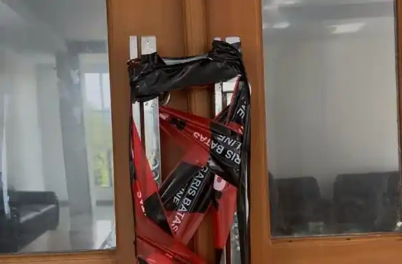 Ruang kerja Bupati Kolaka Timur (Koltim), Abdul Azis, disegel Komisi Pemberantasan Korupsi (KPK), Kamis (7/8/2025), sekitar pukul 14.30 wita. KPK juga menyegel Ruangan Bina Marga dan Cipta Karya di Kantor Dinas Pekerjaan Umum, Penataan Ruang, dan Perhubungan, Pemerintah Kabupaten Kolaka Timur.