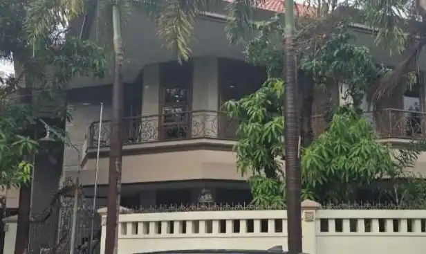 Komisi Pemberantasan Korupsi (KPK) melakukan penggeledahan di rumah Anggota DPD Republik Indonesia (RI), AA La Nyalla Mahmud Mattalitti di Jalan Wisma Permai, Surabaya, Senin 14 April 2025 (Foto: Dok MI/Aswan)