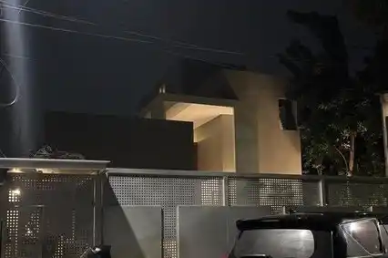 Rumah mewah di kawasan Menteng, Jakarta Pusat nomor 26 yang digeledah tim penyidik terkait kasus Harun Masiku adalah milik Anggota Wantimpres Djan Faridz