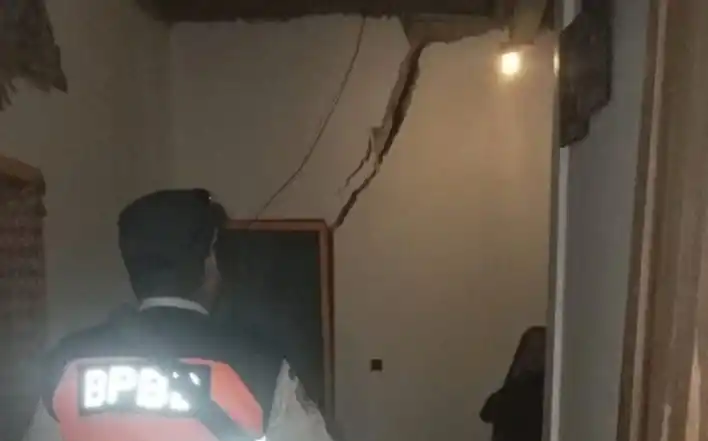 Ilustrasi - Rumah warga rusak akibat pergeseran tanah (Foto: Ist)