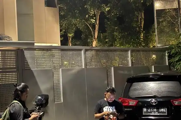 Komisi Pemberantasan Korupsi (KPK) menggeledah sebuah rumah di Menteng, Jakarta Pusat, Rabu (22/1/2025) malam.