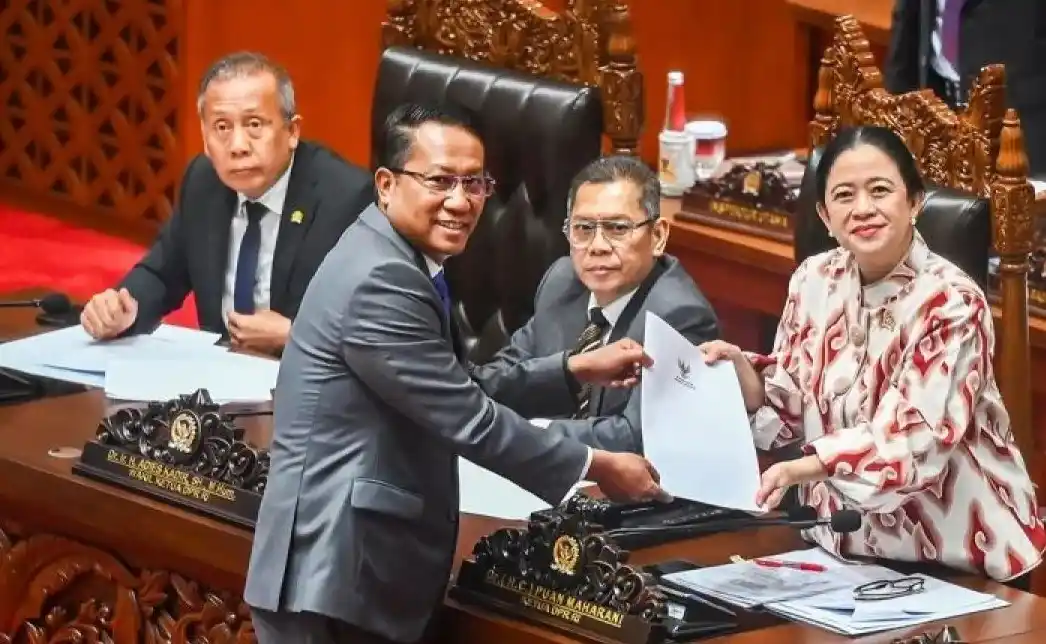 Menteri Hukum Supratman Andi Agtas (kedua kiri) menyerahkan berkas pendapat akhir kepada Ketua DPR Puan Maharani (kanan) yang disaksikan oleh Wakil Ketua DPR Adies Kadir (kedua kanan) dan Saan Mustopa (kiri) pada Rapat Paripurna ke-8 DPR RI Masa Persidangan II Tahun Sidang 205-2026 di Kompleks Parlemen, Senayan, Jakarta, Selasa (18/11/2025).