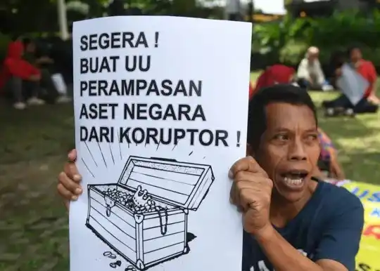 Pengunjuk rasa meminta KPK untuk membersihkan dan menangkap koruptor-koruptor pajak, mafia pencucian uang, serta birokrat-birokrat di pemerintahan yang mengkorupsi uang rakyat.