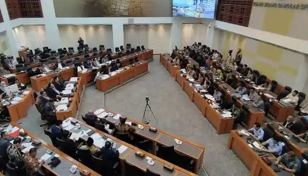 Komisi I DPR RI menggelar rapat soal RUU TNI di kompleks parlemen, Jakarta, Selasa (18/3/2025). [Foto: Ant]