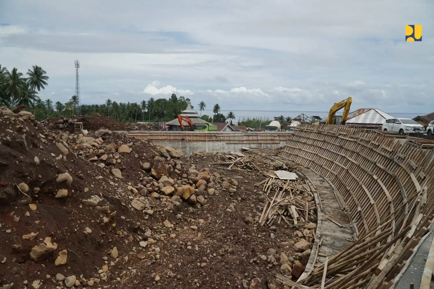 Kementerian Pekerjaan Umum membangun Sabo Dam di Sungai Rua, Kota Ternate guna mengantisipasi banjir bandang dan lahar akibat erupsi gunung Gamalama, Ternate, Maluku Utara. (Foto:Dok/MI/PU).