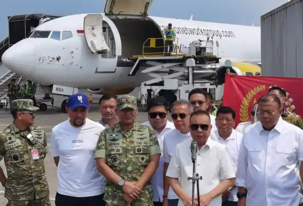 Anggota DPR RI non aktif Ahmad Sahroni (topi biru) ikut peduli terhadap korban banjir di Sumatera dengan ikut serta mengirin 15 ton bahan pokok bersama anggota DPR RI lainnya.