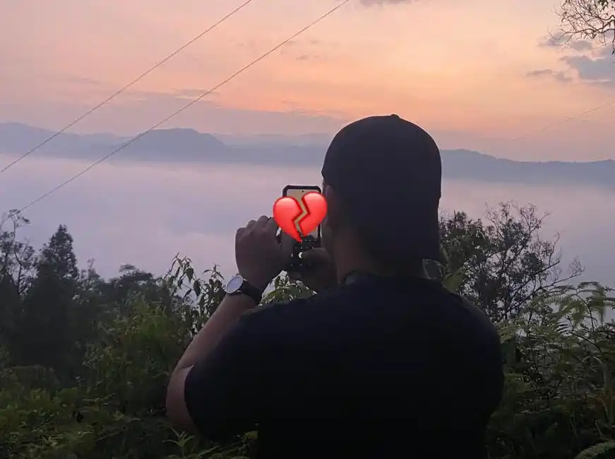 Ilustrasi - Seorang laki-laki yang perasaannnya sakit, terluka, kecewa, dan sedih sedang mengambil gambar di negeri di atas awan Citorek, Banten (Foto: MI/Aswan)
