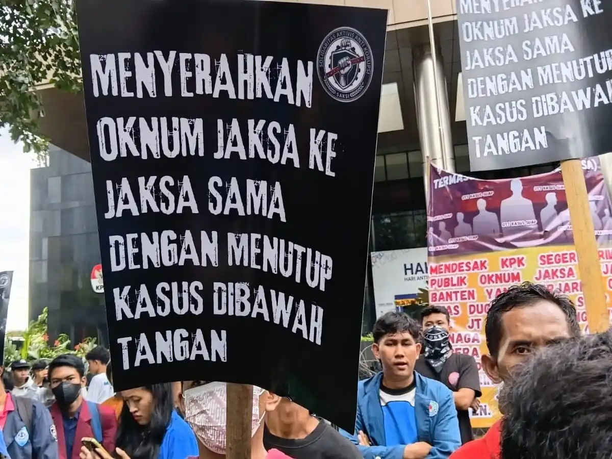 Sejumlah massa yang tergabung dalam Solidaritas Aktivis Anti Korupsi (SAKSI) menggelar aksi demonstrasi di depan Gedung KPK, Kuningan, Jakarta Selatan, Jumat (19/12/2025) (Foto: Dok MI/Aswan)