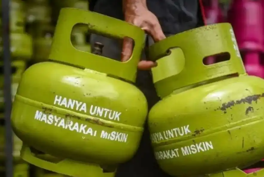 Pekerja melakukan bongkar muat gas elpiji 3 kg bersubsidi (Foto: Dok MI/Antara)