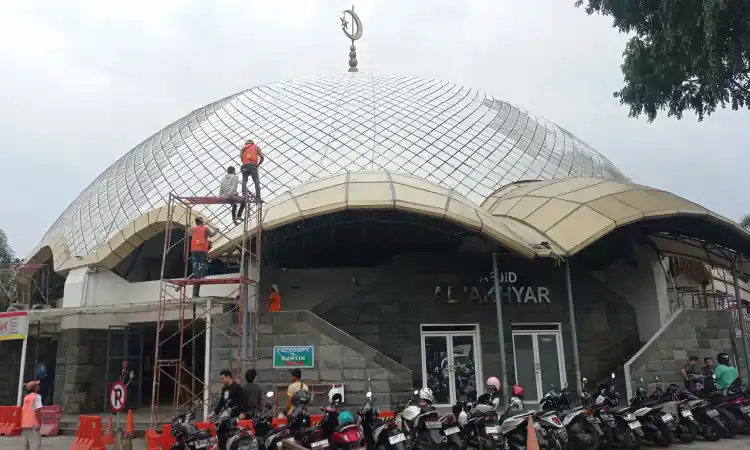 Masjid Al Akhyar yang berada di halaman kantor Badan Pendapatan Daerah (Bapenda) Provinsi Jawa Barat (Jabar), Jl. Soekarno Hatta, Kota Bandung. (Foto: Dok MI/Sugiyanto)
