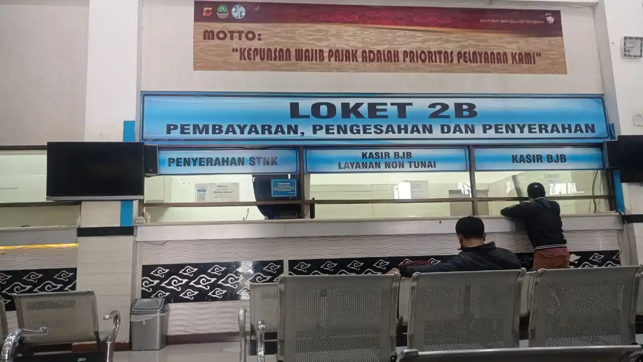 Suasana di kantor Samsat Bandung Tengah, Jl. Kawaluyaan Raya, Kota Bandung, Jawa Barat. (Foto:  Dok MI/Sugiyanto)