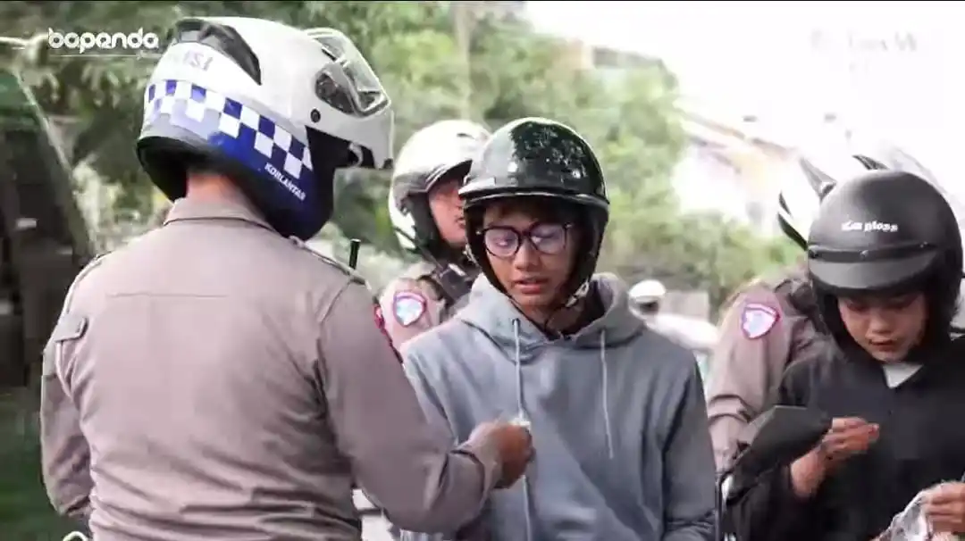 Tim Pembina Samsat Soreang saat menggelar Opsgab di Jalan Terusan Kopo-Katapang, Kabupaten Bandung, Jawa Barat. (Foto: Tangkapan layar)