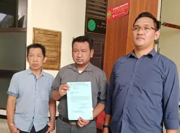 Sandi Hakim (tengah) bersama kuasa hukumnya di PN Jaksel, Jumat 21 Maret 2025 (Foto: Istimewa)
