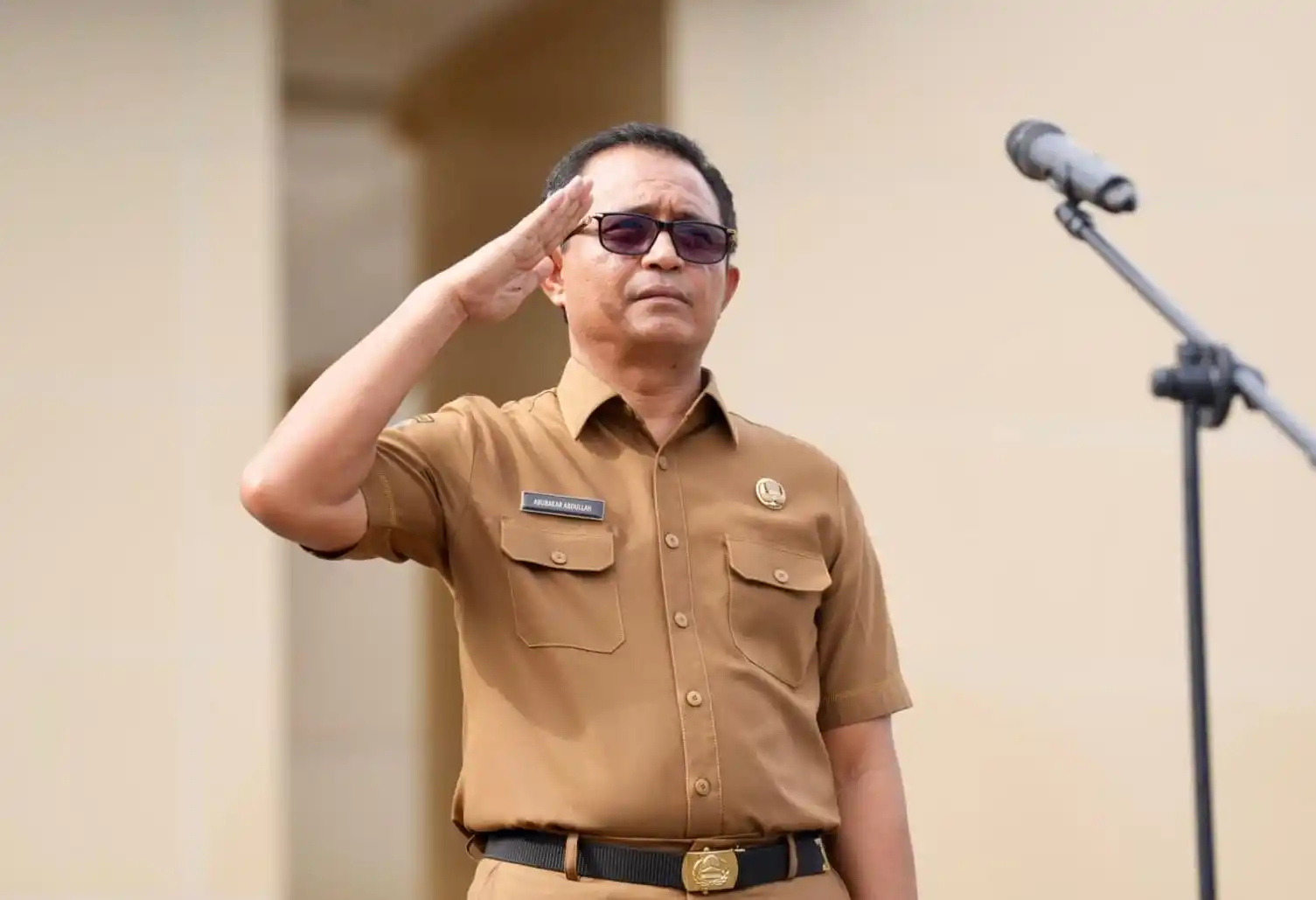 Pj Sekda Malut, Abubakar Abdullah, memberikan sambutan pada apel Senin, 10 Februari 2025, di halaman Kantor Gubernur Malut, Sofifi. (Foto: Janwar Albugis/Biro Adpim)