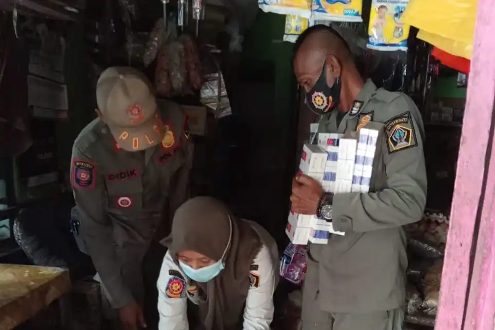 Petugas Satpol PP Kabupaten Blitar memeriksa tempat penyimpanan tidak lazim selama operasi pemberantasan rokok ilegal yang didanai melalui alokasi DBHCHT 2025 (Foto: Dok MI/Satpol PP Kabupaten Blitar)