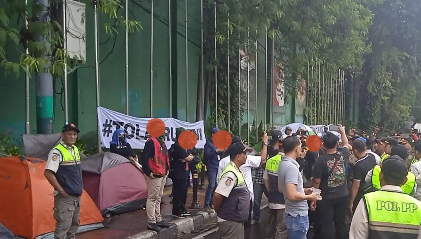 Satpol PP bubarkan tenda aksi tolak UU TNI di depan Gerbang Pancasila Gedung DPR RI (Foto: Ist)
