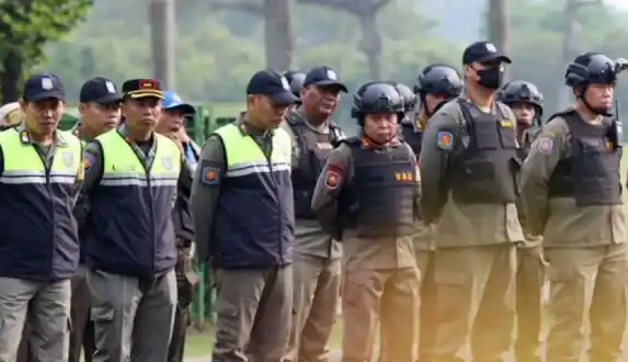 Personel Satpol PP DKI Jakarta, sedang mendengarkan arahan terkait penugasan untuk mengamankan kegiatan pelantikan kepala dan wakil kepala daerah, yang akan berlangsung Kamis (20/2/2025). [Foto: Pemprov DKI Jakarta]