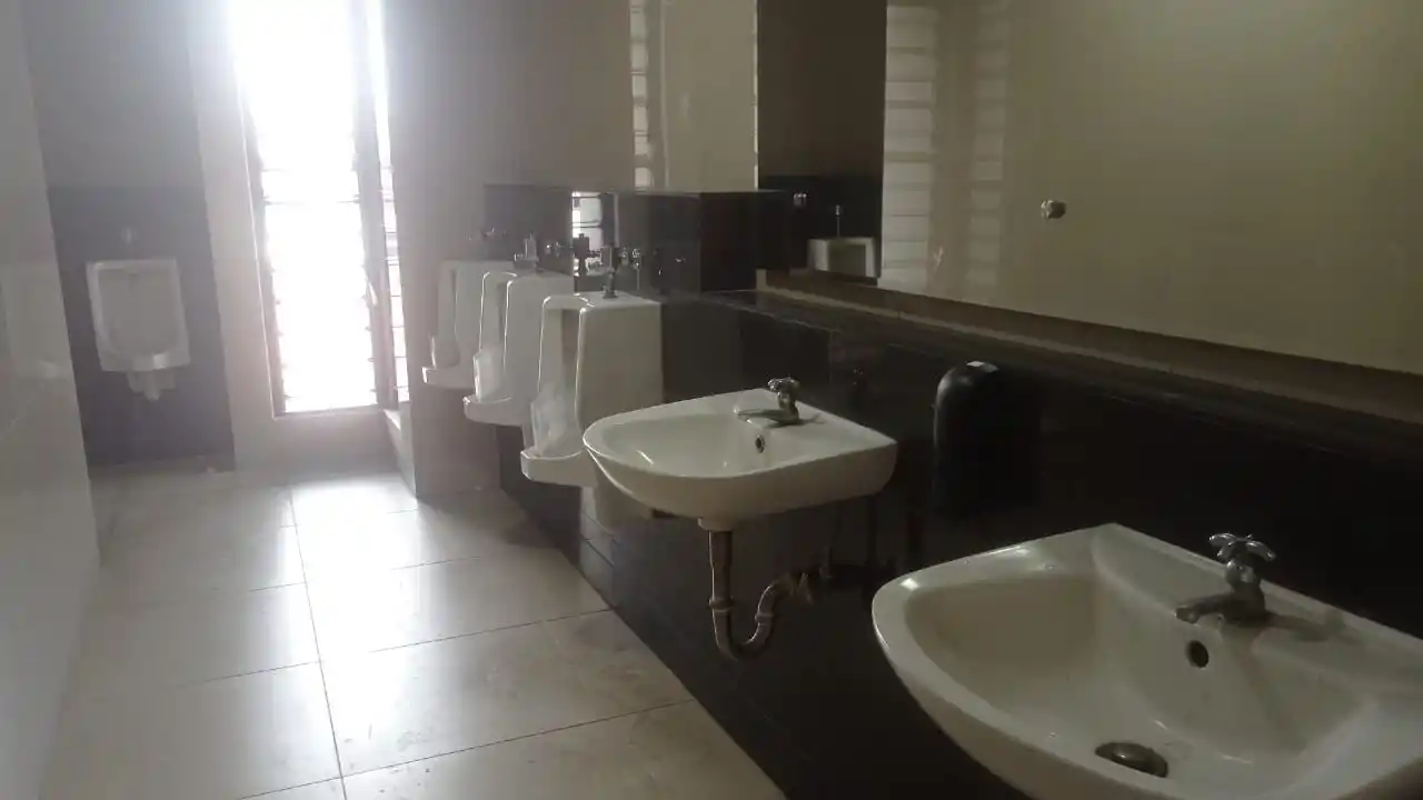 Kondisi dalam Toilet di lantai 4 kantor Dinas Pendidikan Provinsi Jawa Barat tidak ada sabun cuci tangan dan pewangi ruangan (Foto: Dok MI)