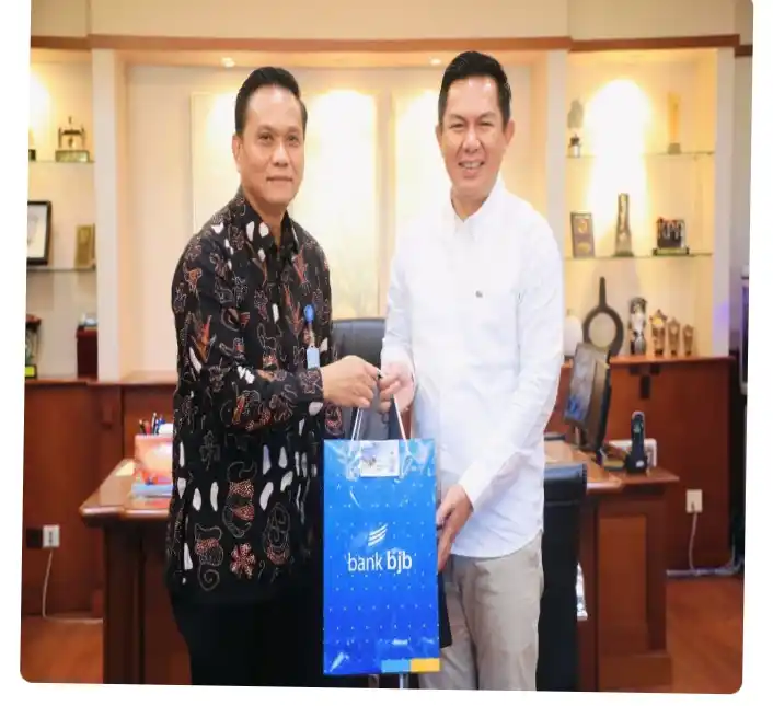 Sekda Purwakarta Norman Nugraha (Baju Putih) dan Kepala Bank BJB Cabang Purwakarta. (Foto: Istimewa)