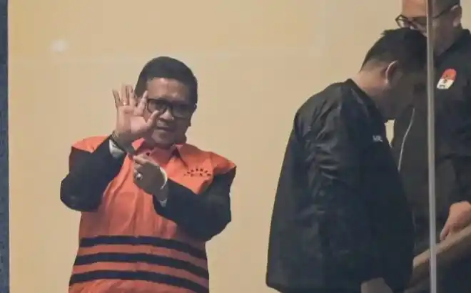 Sekjen PDIP Hasto Kristiyanto mengenakan rompi tahanan KPK usai diperiksa, Kamis (20/2/2025) (Foto: Dok MI/Aswan)