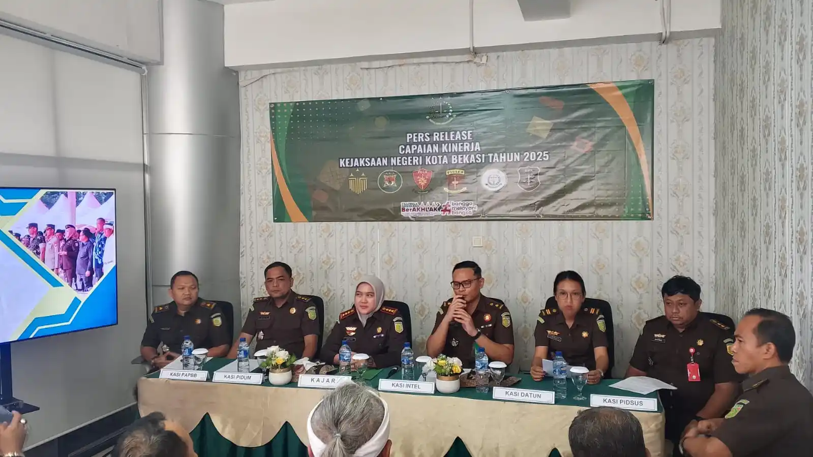 Kejaksaan Negeri (Kejari) Kota Bekasi memaparkan capaian kinerja sepanjang tahun 2025 dalam kegiatan Press Release sebagai bentuk transparansi dan akuntabilitas publik. Pemaparan disampaikan langsung oleh Kepala Kejaksaan Negeri Kota Bekasi, Sulvia Triana Hapsari, beserta jajaran, Selasa (30/12/2025).