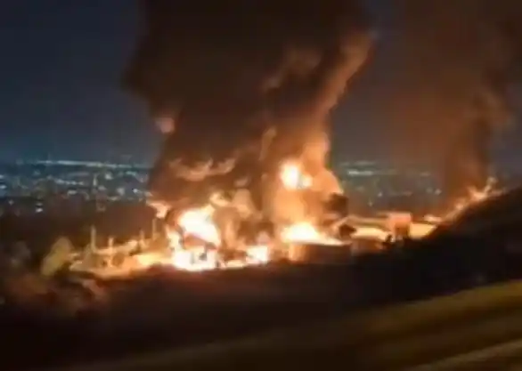 Serangan Iran menghantam kilang minyak di kota Haifa, Israel (Foto: Repro)