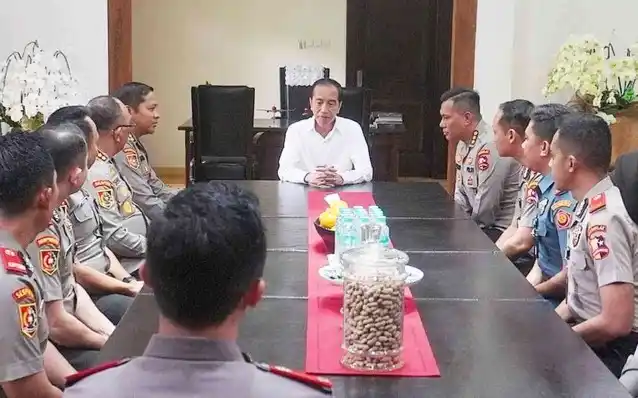 Jokowi memberi arahan kepada peserta Sespimmen Polri di rumahnya (Foto: Istimewa)
