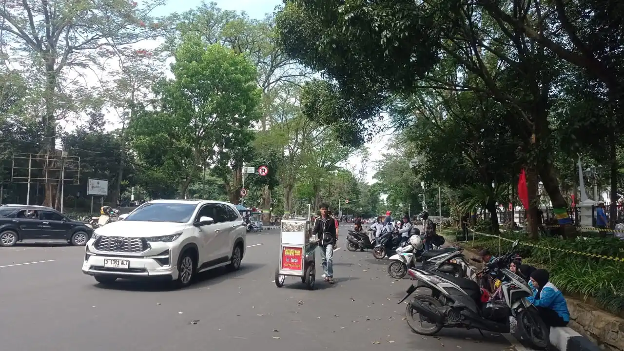 Puluhan buruh sudah berada di depan Gedung Sate, di Jalan Diponegoro, Kota Bandung, Jawa Barat pada Kamis (28/8/2025) siang. Foto: MI/Sugiyanto