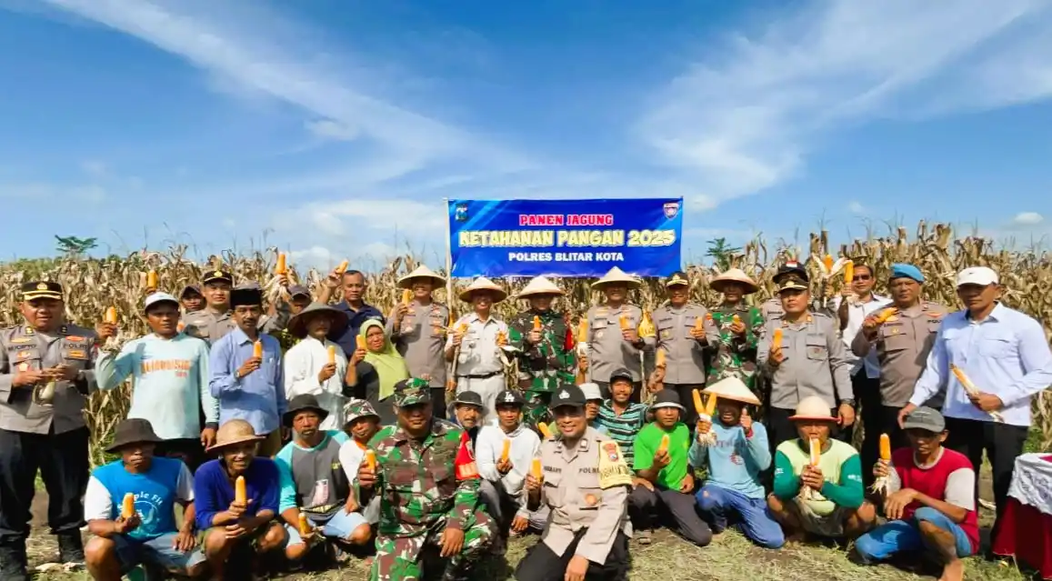 Sesi foto bersama Kapolres Blitar Kota AKBP Danang Setiyo bersama jajaran dan petani Desa Sumber (Foto:  Dok MI/Hms Polres Blitar Kota)