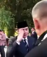 Viral Seskab Teddy hormat ke pria diduga Aguan (Foto: Tangkapan layar X/@Boediantar4)