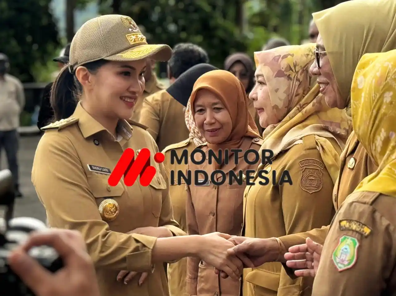 Gubernur Sherly Tjoanda berjabat tangan dengan sejumlah pejabat usai memimpin apel perdana tahun 2026 di halaman Kantor Gubernur Malut, Sofifi, 5 Januari 2026 (Foto: Dok MI/Jainal Adaran)