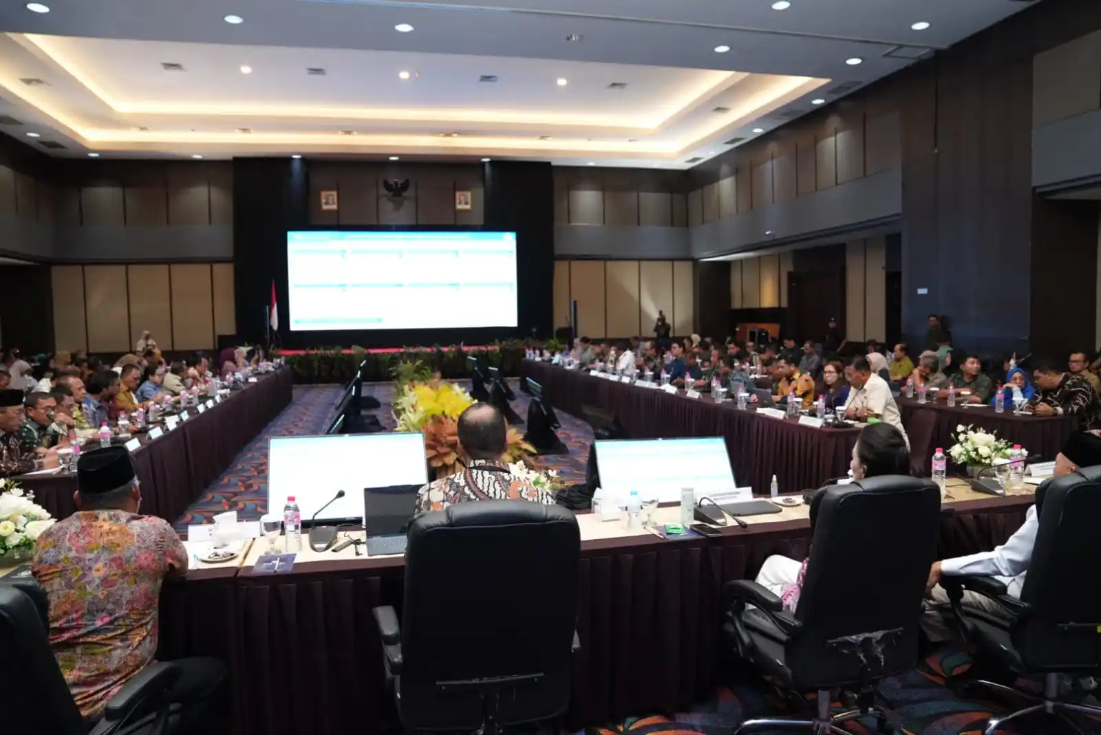 Gubernur Malut, Sherly Tjoanda memimpin rapat kordinasi bersama 10 kepala daerah kabupaten/kota se-Maluku Utara (Foto: Dok/Biro Adpim)