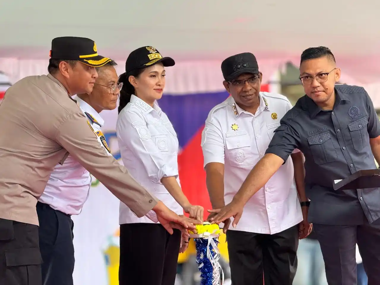 Gubernur Sherly Tjoanda bersama Dedy Kotambunan, Kasman Hi. Ahmad, Aksandri Kitong, dan Kapolres Halut menekan tombol serine, menandai dimulainya program Mudik Bersubsidi 2025, Rabu, 10 Desember 2025 pukul 10.20 WIT. (Foto: Dok MI/Jainal Adaran)