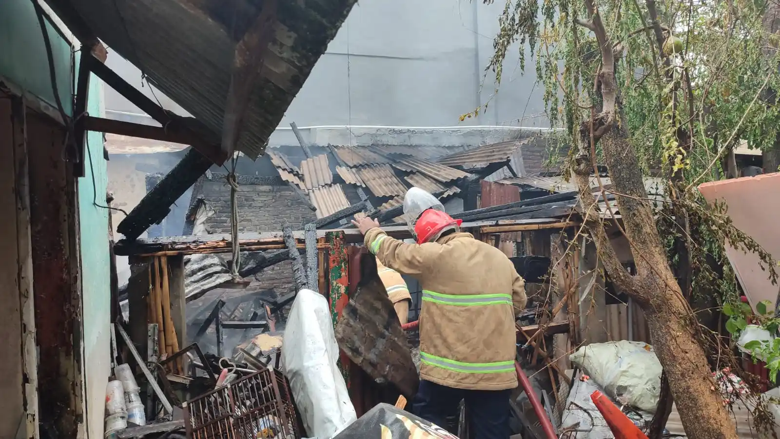 Amukan si jago merah meluluhlantakkan sebuah rumah tinggal di Jalan KH Hasan Genggong, Gang Pendekar, Kelurahan Sukoharjo, Kecamatan Kanigaran, Kota Probolinggo, Rabu (21/1/2026) siang. Satu unit sepeda motor ikut hangus, sementara kerugian ditaksir mencapai puluhan juta rupiah.