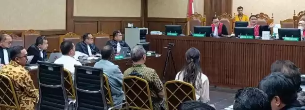 Ahmad Sahroni, Bendum NasDem mengenakan batik kuning (Foto: Dok MI)