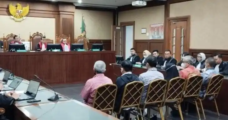 Sidang putusan 6 mantan pejabat UBPP LM Antam dalam kasus kerja sama pemurnian dan lebur cap emas di Pengadilan Tipikor Jakarta Pusat, Selasa (27/5/2025) (Foto: Repro)