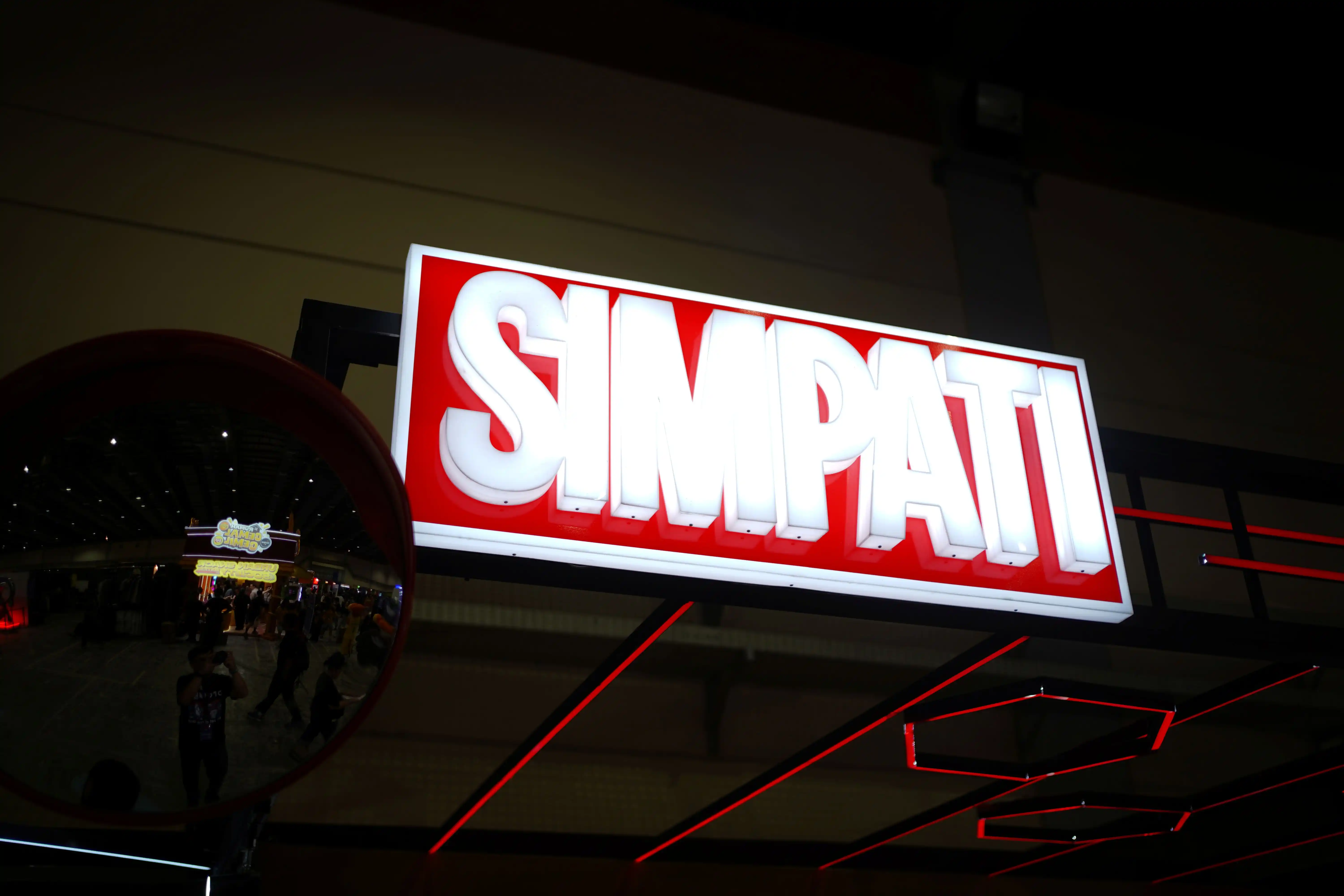 SIMPATI di USS 2025 menghadirkan ragam bentuk merchandise kolaborasi dengan Dwiky KA, Dominate, dan Better Goods (Foto: Telkomsel)