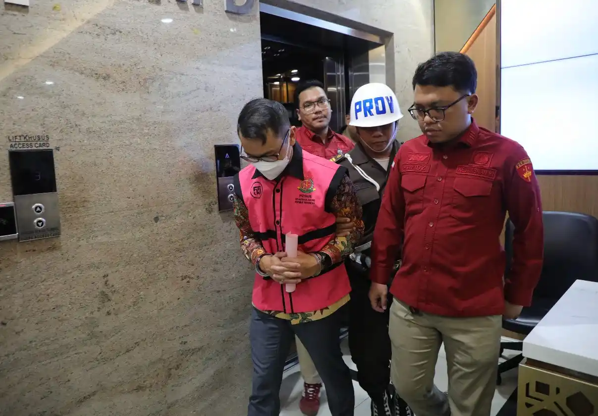 Riva Siahaan, Direktur Utama PT Pertamina Patra Niaga mengenakan rompi tahanan Kejagung (Foto: Dok MI/Aswan)