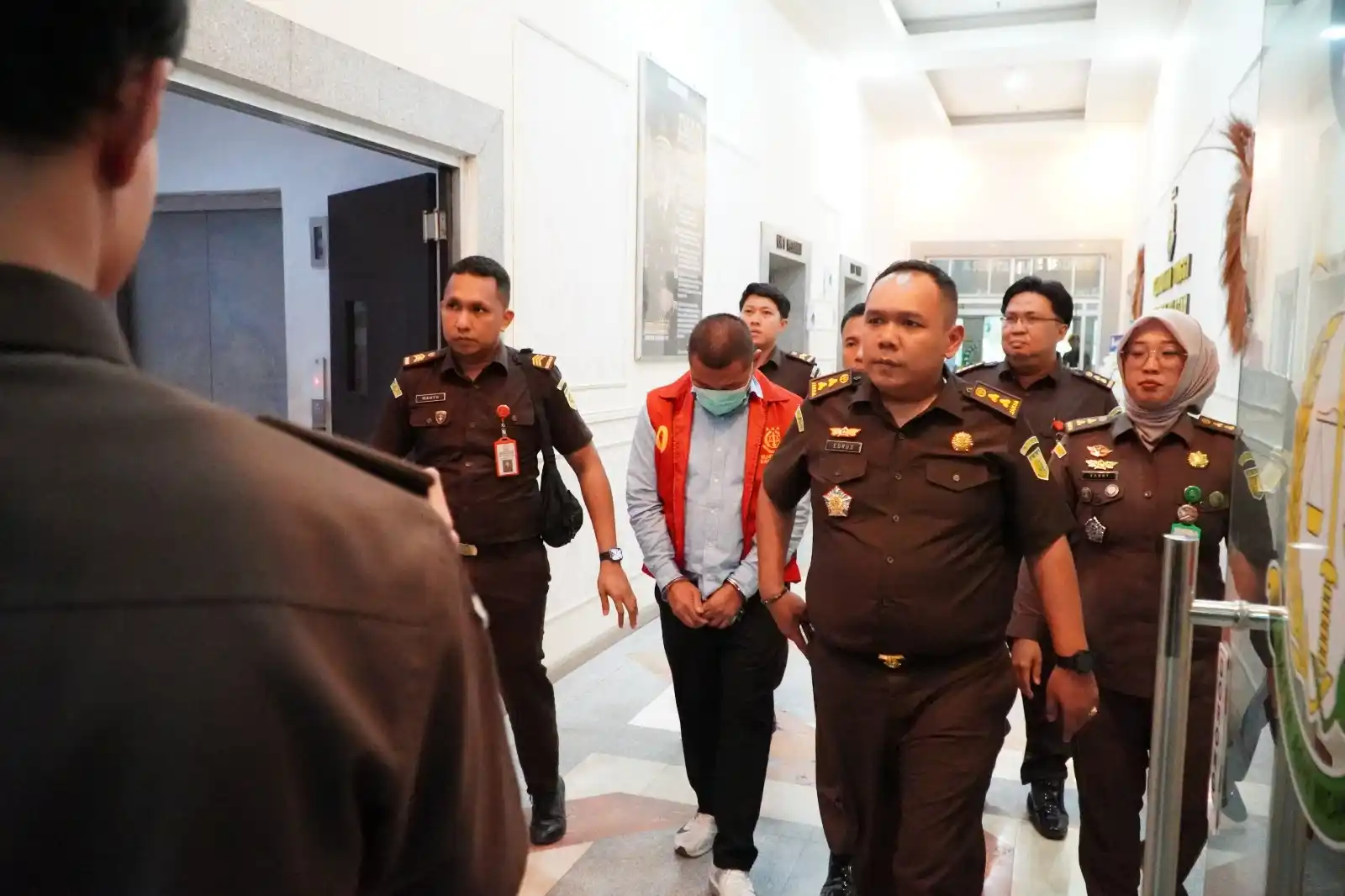 Kejaksaan Tinggi Sumatera Selatan menetapkan tiga tersangka dalam kasus dugaan korupsi distribusi semen yang melibatkan distributor PT KMM dan pejabat di PT Semen Baturaja (Persero) Tbk. Modusnya berupa penunjukan distributor tanpa prosedur, pemberian plafon penebusan tanpa jaminan, serta pengaturan ulang utang agar distribusi tetap berjalan. Praktik ini diduga menyebabkan kerugian perusahaan negara hingga sekitar Rp74,3 miliar. (Foto: Dok MI)