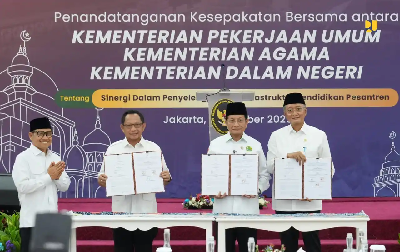 Menteri Pekerjaan Umum Dody Hanggodo, Menteri Agama Nasaruddin Umar, dan Menteri Dalam Negeri Muhammad Tito Karnavian foto bersama usai melakukan penandatangan Kesepakatan Bersama terkait penyelenggaraan infrastruktur pesantren di Jakarta, Selasa (14/10). (Foto: PU)
