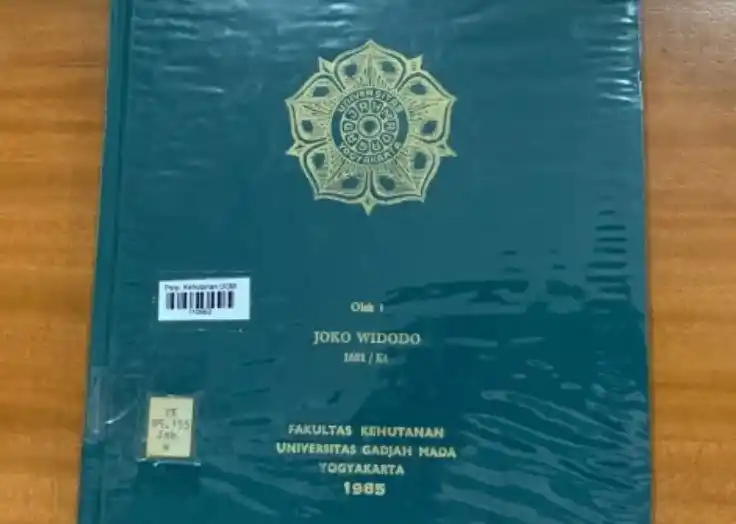 Penampakan skripsi milik Jokowi yang ditunjukkan oleh pihak kampus (Foto: Dok MI)