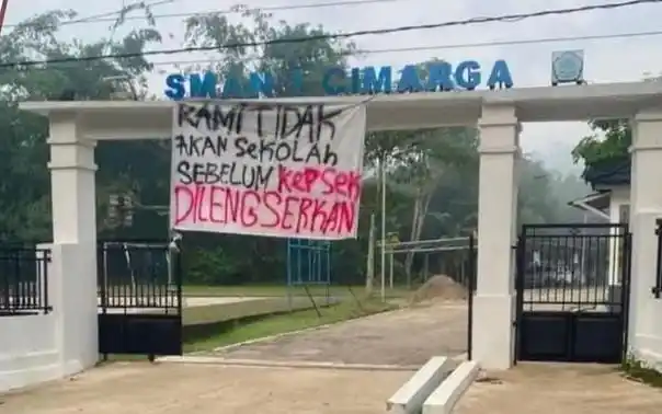 Protes Ratusan Siswa SMAN 1 Cimarga usai Murid Ditampar Kepala Sekolah (Foto: Instagram)