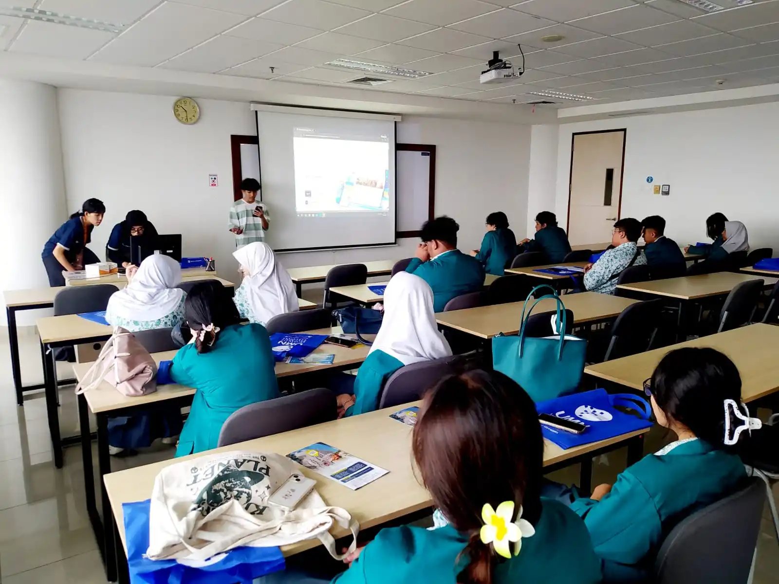 Para siswa kelas XII sedang mendapatkan kelas materi DKV, di salah satu  ruang kuliah kampus UMN , di Serpong, Tangsel, Banten  (Foto: Dok. SMK Sumbangsih)
