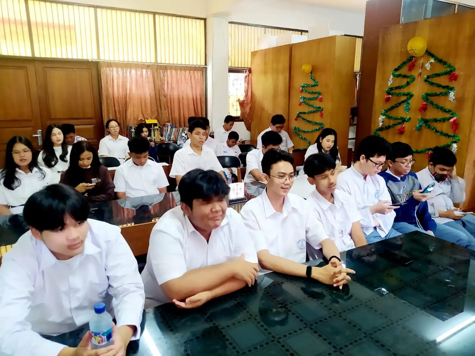 Sekitar 30 siswa mengikuti perayaan Natal 2024 SMA, SMK Sumbangsih Jakarta, dengan penuh khidmat (Foto: Dok MI/Gatot Eko Cahyono)