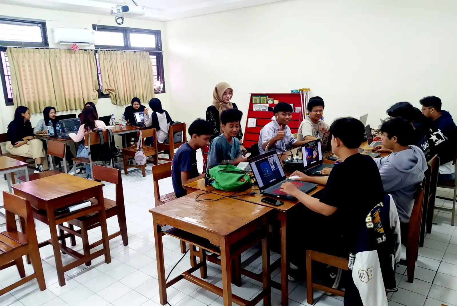 Kelas Industri sesi pertama di Sabtu (11/1/2025) diikuti banyak siswa, yang dipandu oleh praktisi di berbagai bidang (Foto: Dok MI/SMK Multimedia Sumbangsih)