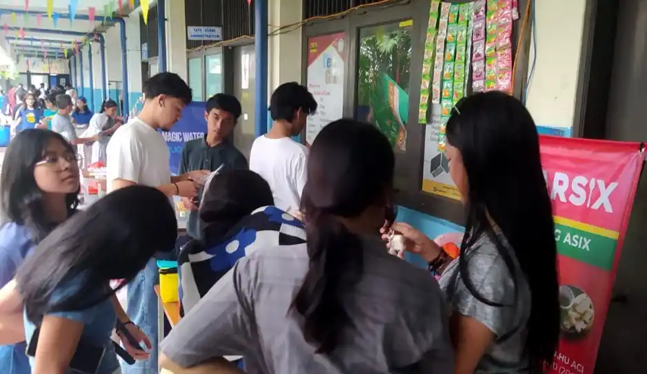 Deretan beberapa stand para siswa yang menjajakan berbagai produk kreatif menu makanan dan minuman. (Foto: Dok MI/Gatot Eko Cahyono)