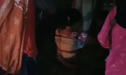 SEorang ibu harus ditandu sejauh 1 kilometer usai melahirkan di Desa Leuwibalang, Kecamatan Cikeusik, Kabupaten Pandeglang, Banten (Foto: Ist)