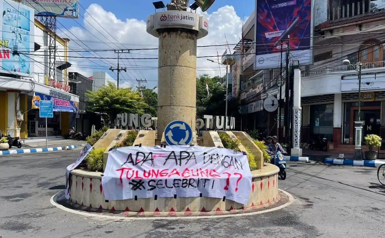 Spanduk yang dipasang oleh AMTI di Tugu Kendang, Tulungagung (Foto: Dok/JK-MI)